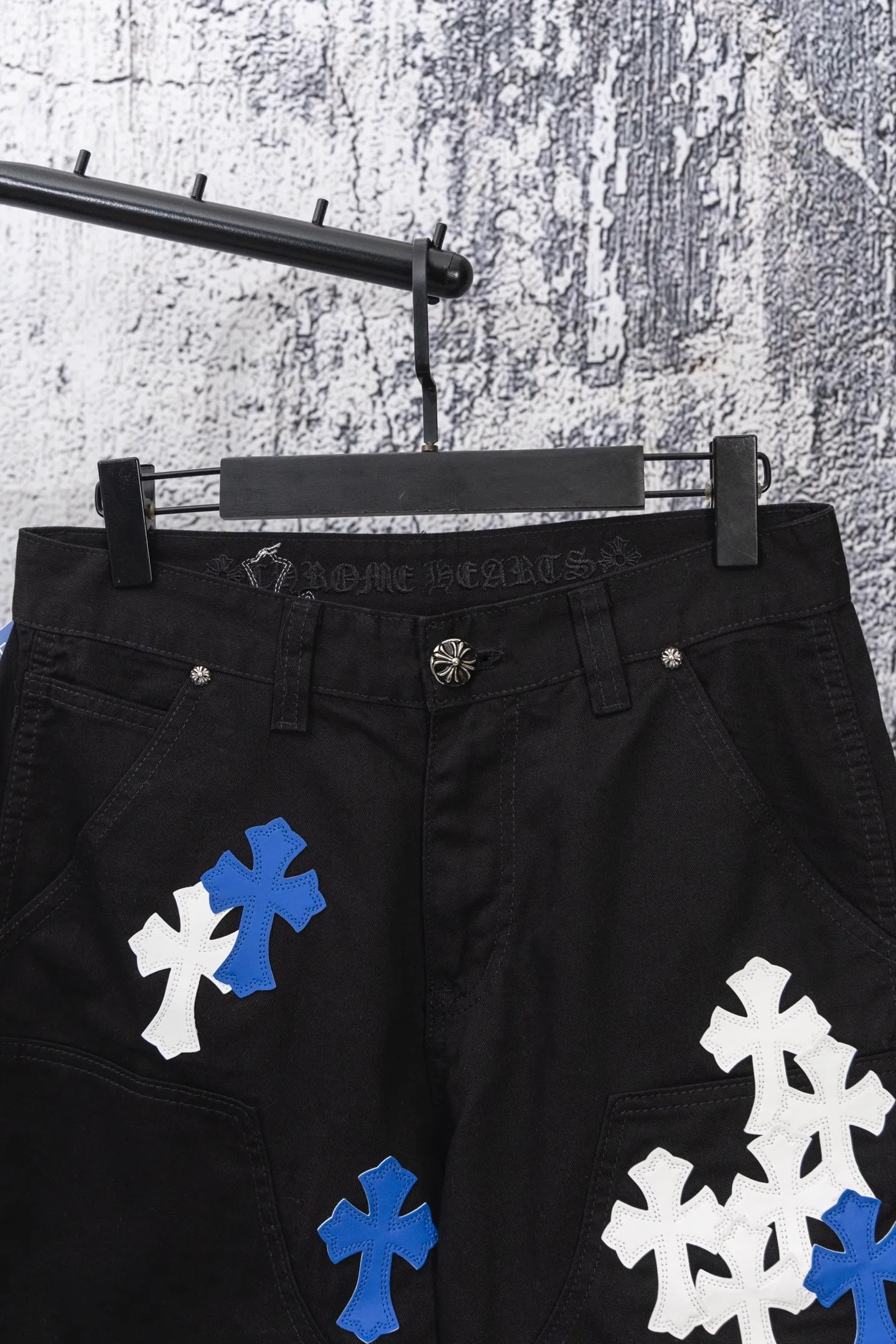 P260 CH Chromehearts blue and white cross stitched leather black workwear jeans and logging pants. The cabinet price is 34W, with patchwork cross pattern embellishment and washed jeans! ! An absolutely high-end luxury product, a 1.9W-level god-level single product, a super popular product, made by top heavy industry, a magic weapon that cannot be missed! [About Zangyin] This is an extremely luxurious fashion brand that can also be called the aristocracy of the high street. It has always been an exclusive brand for some hipsters or rich second generations. Compared with ordinary high streets, it is more luxurious and noble. Compared with luxury brands, it is more fashionable and individual. It has always been a brand that I have a special liking for. [Top heavy industry fashion design] Consistently high-street luxury style. Speaking of this style, the Zangyin family and GU family are definitely the leading representative brands. Especially the Zangyin family has really achieved a state-of-the-art effect in creating high-street style. The unique washed material is used to create this style. The color system is already quite eye-catching. After it is decorated with patchwork cross flowers, it cleverly highlights the charm of the brand. Secondly, this style uses classic The high-waist cutting design highlights the long legs and fashionable temperament of the upper body. The brand is highly recognizable and the slim fit configuration is more suitable for daily wear. It is a product that interprets personality, fashion, and specifications at a glance. This single product is enough to make any fan excited. It can be a white T-shirt for a youthful college style, or a tight suspender for a royal style. It has strong matching ability and can be easily controlled by men.  [Materials and craftsmanship] Needless to say, this point goes without saying. As an excellent craftsman brand, Zangyin’s requirements for details and craftsmanship are really perfect. The washed color of this model has gone through so many processes, not to mention the embellishment of denim appliques. It is also purely hand-made and sewn. Just like what they believe in, only hand-made things have soul and have the meaning of wear. A top-notch heavy-duty fashionable denim item, I look forward to your perfect interpretation! !  Color: Black Size: 28-36